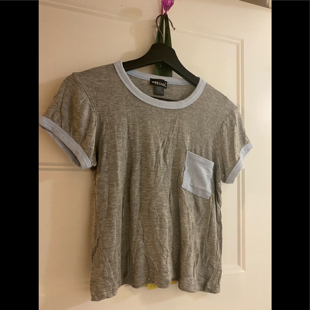 💙🖤💙 Wet seal size large t-shirt
